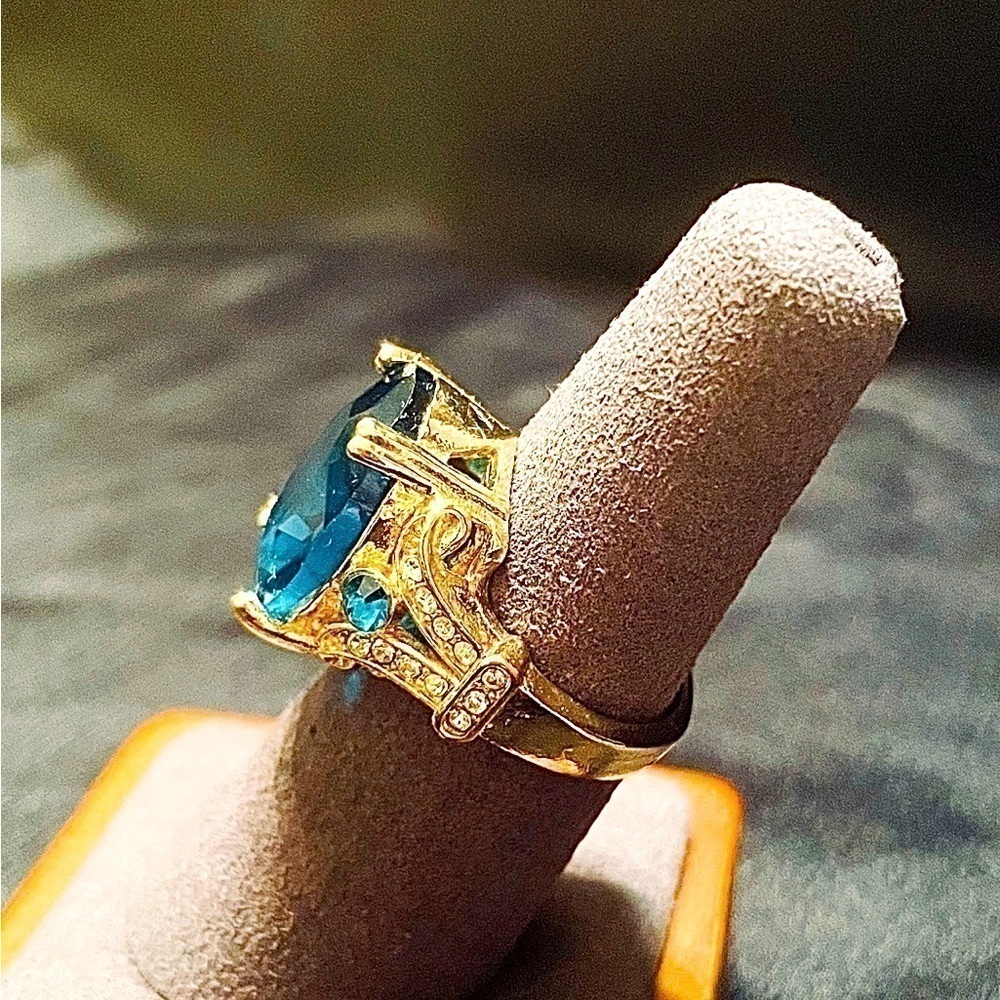 Sapphire ring with sparkling cubic zirconium detail size 8 - Picture 2 of 5